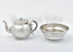 Prata Russa - Lote composto por bule e bowl em prata contrastada e marcas do prateiro, sendo altura do bule 6 cm e altura do bowl 3 cm com diâmetro de 9 cm, com peso total 192 grs.