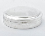 Caixa oval em prata com rico trabalho de cinzelado, altura 2,5 x 8 x 6,5 cm, com peso total 58 grs.
