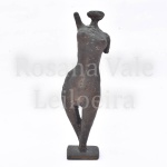 Escultura em bronze reproduz figura feminina, sem assinatura, altura 18 cm.