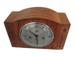 Relógio de mesa, Uzhou mostrador em metal e tampo de vidro abolado, caixa de madeira tampo recurvo, laterais marchetado, Com. 30, Prof. 11, Alt. 23 cm.