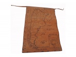 Mapa pirogravado em couro da República Argentina, 35 x 54 cm.