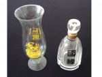 Uma garrafa de saquê (vazia)  em vidro lapidado e uma taça em cristal Church Street Station, Orlando Florida, Alt. 21 e 16 cm.