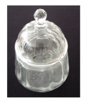 Bombonière  em vidro lapidado, tampa diamante, com lascado na parte interna da tampa. Alt. 28, Diam. 14 cm.