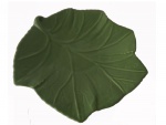Travessa em cerâmica Luiz Salvador representando folha na cor verde, 31 x 27 cm.