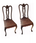Par de cadeiras Chipandely em madeira nobre espaldar vasado com medalhão central e assento em couro pirogravado e tacheado, 40 x 42,  Alt. 99. cm.