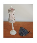 Um manequim decorativo e uma tiara decorada com missangas e pedrarias. Alt. 31 cm.