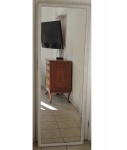 Espelho de parede com moldura patinada de branco, 172 x 59 cm.