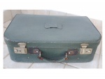 Antiga mala de viagem em couro na cor verde, fechos em ferro com marcas do tempo, Com. 51, Larg. 32, Alt. 15 cm.