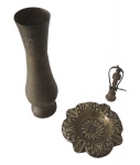 Três peças em bronze sendo uma floreira, uma sineta e um cinzeiro, Alt. 30 e 14, Diam. 17 cm.