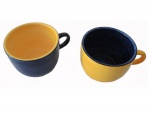 Par de grandes canecas para consumê cerâmica nas cores azul e amarelo, Alt. 10, Diam. 13 cm.