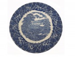 COLECIONISMO - Prato principal  em porcelana inglesa com desenhos azuis sobre fundo branco Barratis marcado na base, Diam. 26 cm.