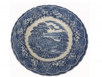 COLECIONISMO - Prato  para sobremesa  em porcelana inglesa com desenhos azuis sobre fundo branco Barratis marcado na base, Diam. 20 cm.