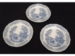 Terno de pratos com  em porcelana, com tema rural azul sobre fundo branco, não apresenta chancelaria no verso. Com pequenas marcas nas bordas. Diam. 25 cm