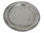 Bandeja circular espessurada à prata Wollf, bordas em relevo, com marcas do tempo. Diam. 36 cm.
