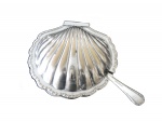 Peça espessurada à prata em formato de concha para pastas com vidro interno e espátula se servir, 12 x 13 cm.