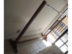 Arara em madeira nobre com parte superior em metal prateado, arrematado em trava, Com. 174, Prof. 43, Alt. 141 cm.
