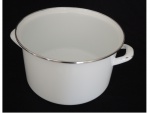 Panela em ágata branca com bordas em inox, marcado na base Ocean Cook Ware, Alt. 15, Diam. 26 cm. 