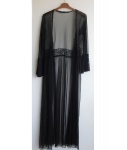 Robe de chambre de mangas compridas em tule renda na cor preta. Tam. M.
