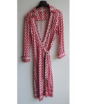 Vestido envelope Diane Von Furtenberg em Jersey em desenhos simétricos brancos sobre fundo pink. Tam. USA 8, Bras. M.