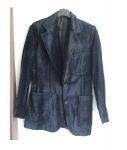 Blazer na cor preta com 3 bolsos frontais e 1 interno by Delmota, sob medida Tam. 46.