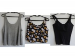Uma camiseta gravite em linha by Forever 21, uma dropped estampa floral sobre fundo preto by Flora e um corpete preto. Todas Tam. P.