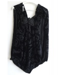 Uma blusa em veludo estampada com fechamento rendado. Tam. G.