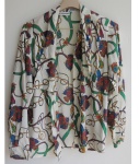 Camisa social em poliéster estampa de brasão  sobre fundo off white by  Alfred Dunner, Tam. Europeu 10.