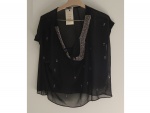 Blusa by Aquamar em poliéster com bordado no decote e frontal em vidrilhos e etc. Tam. G.