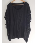 Blusa by Portrait em viscose na cor preta com lateral vasada, Tam.  G.