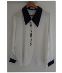 Camisa em poliéster na cor branca com acabamentos marinho, Tam. 42