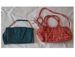 Duas bolsas uma representando couro de cobra na cor azul e outra interior manchado na cor pêssego tacheado no estado.