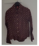 Camisa em algodão com estampa sobre fundo chocolate,  abotoada com pressão metálica dourada, Tam. P.