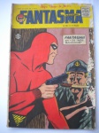 HQ - FANTASMA - Nº 76 - Sem data - Editora RGE - Formato Americano <<<< Aventura: OS TRÊS BANDIDOS >>>>> Revista em bom estado de conservação, contendo 52 páginas, porém com esfolamentos e pequenas perdas na capa junto a borda direita. Pequeno corte sem perda na ponta inferior da lombada. Assinatura na capa.
