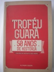 Livro - (Dedicatória do autor) - TROFÉU GUARÁ - 50 ANOS DE HISTÓRIA - A SOLENA EXALTAÇÃO DO FUTEBOL MINEIRO - Autor: Alexandre Siqueira - 2013 - 1ª Edição - Editora do autor - Brochura - Livro em muito bom para ótimo estado de conservação, contendo 628. páginas, ilustrado. 