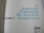 Livro - A HISTÓRIA ILUSTRADA DO FUTEBOL BRASILEIRO - Primeiro Volume - Sem data - 1ª Edição - Editora Edobras - Capa Dura e Sobre Capa - Formato 28 X 28 cm - Livro em bom para muito bom estado de conservação, contendo 100 páginas, ricamente ilustrado. OBS. Sobre capa com pequenos cortes, sem perdas. 
