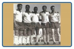 Poster: COPA DO MUNDO 1958 - BRASIL CAMPEÃO - (Copa do mundo Fifa 1958) - FOTO DO ATAQUE DA SELEÇÃO BRASILEIRA: Garrincha, Didi, Pelá, Vavá e Zagalo - Formato 20 cm X 30 cm - Material de procedência francesa, porém reprodução fotográfica do poster publicado nos Estados Unidos, sem identificação de data. Ótimo estado de conservação.
