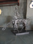 Escultura - ESCULTURA DOM QUIXOTE - Feito unicamente com peças de máquinas de escrever antigas - Medidas: 60 X 54 cm - #-2 - Peça única. Sendo que uma peça do mesmo artista foi adquirida por uma socialite paulista. O autor da peça é o chileno Hugo Pagani - A peça encontra-se em perfeito estado de conservação. 