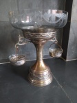 Objeto Decorativo - CENTENÁRIA FRUTEIRA - O bojo e umas balancinhas de cristal branco com os pés de metal - #-3 - Altura 37 cm - Boca 28 cm - Base 19 cm - A peça encontra-se em perfeito estado de conservação. 