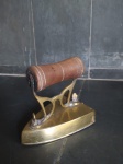 Objeto Decorativo - ANTIGO E DELICADO FERRO DE PASSAR ROUPAS DE BRONZE - #-4 - Possui compartimento para brasas e cabo isolante em madeira torneada. Medidas de 12 X 14 X 7 cm. 