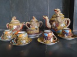 Objeto Decorativo - JOGO DE CHÁ CHINÊS COM 8 PEÇAS - Compõe-se de 3 bules com tampas, 1 manteigueira e 5 xícaras com pires. OBS. Uma das xícaras está colada - #-6 - O conjunto está em ótimo estado de conservação. 