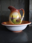 Objeto Decorativo - ANTIGO JARRA COM BACIA EM PORCELANA INGLESA  COM DESENHOS DE PAISAGENS, EM ALTO RELEVO, EM TONS CASTANHO - #-8 - Medidas: Bacia: 13 X 42 cm - Jarra: 30 cm de altura - Ótimo estado de conservação. 