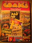 HQ - Livro - THE INTERNATIONAL BOOK OF COMICS - Autor Denis Gifford - Ano 1984 - Editor: The Hamlyn Publishing Group Limited - Formato 23 X 32 cm - Capa dura -<<<<< Publicação americana, no idioma inglês, com matérias sobre as revistas em quadrinhos de diversas partes do mundo, inclusive do Brasil >>>>>Livro em bom estado de conservação, contendo 256 páginas, em cores, ricamente ilustradas, impressas em papel couche 120 gramas.