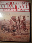 HQ - Livro - North American INDIAN WARS - Autor Richard H. Dilllon - Ano 1983 - Editora Facts File, Inc - Capa dura, com sobre capa - Formato 24 X 35 cm - Publicação americana, no idioma inglês - Ótimo estado de conservação, contendo 260 páginas, ricamente ilustradas, em cores, impressas em papel couche 150 gramas.