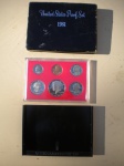 Numismática - Moedas Estrangeiras - UNITED STATES PROOF SET (Certificado de conjunto de moedas) - Souvenir em estojo apropriado das moedas que circulam nos Estados Unidos: 1 Dolar - Meio Dolar - Um quarto de Dolar - 10 centavos - 5 centavos - 1 centavo - Procedência dos Estados Unidos - Ótimo estado de conservação.