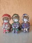 Antigo trio de bonecas de pano com rosto de porcelana, pintado à mão. Década de 80. As roupas são bem trabalhadas em veludo com rendas e cabelos de material  sintético encontra-se em perfeito estado de conservação.