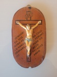 Antigo crucifixo com base de madeira. O Cristo é  feito de plástico duro, a cruz desenhada na base de madeira com uma oração escrita. Feito para pendurar na parede. Década de 50. Encontam-se em perfeito estado de conservação. Altura do Cristo:8cmLargura dos braços abertos:6cmAltura da base:14,5cmLargura da base:8,5cm