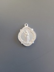 Antiga medalha de Santa Ephigênia feita por ocasião da divulgação  da nova matriz inaugurada em Belo Horizonte na década de 20, contendo a imagem de Santa Ephigênia de um lado e do outro a matriz recém construída. Medidas:3x3cm