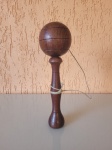 Antigo bilboquê,  feito em madeira maciça.  A peça é da década de 80 e está em perfeito estado de conservação.  Altura  total:21,5cm   Circunferência  da esfera: 20,5cm    Altura do cabo:18cm.