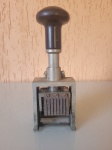 Antigo carimbo numerador,  essa peça é uma relíquia dos anos  60. Feita em metal amarelo cromado.  Se encontra em perfeito estado de conservação.  Altura:17cm   Largura:4cm   Comprimento:6cm