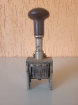 Antigo carimbo numerador,  essa peça é uma relíquia dos anos 60. Feita em metal amarelo cromado.  Se encontra em perfeito estado de conservação.  Altura:17cm   Largura:4cm   Comprimento:6cm